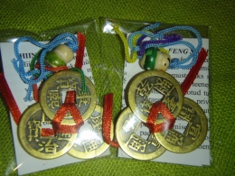 Hiina õnnemündid - amuletid - komplekt - 3 paelaga kokkusõlmitud münti + õnnenukk - UUS KAUP