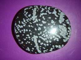 Obsidiaan - lumiobsidiaan - lihvitud pihukivi