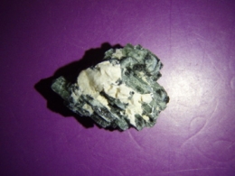 Turmaliin - sini-roheline turmaliin mustal turmaliinil 