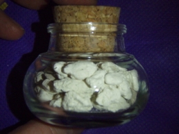 Magnesiit - töötlemata kivikesed pudelis