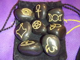 Ahhaat - must ahhaat - Wicca paganlike sümbolitega kivid mustas velvetkotis - LÕPUMÜÜK