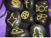 Ahhaat - must ahhaat - Wicca paganlike sümbolitega kivid mustas velvetkotis - LÕPUMÜÜK