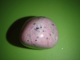 Rodokrosiit - lihvitud kivi