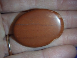 Jaspis - punane jaspis - lihvitud ovaalne kivi