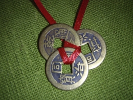 Hiina õnnemündid - amuletid - 3 münti paelaga kokkusõlmitud - UUS