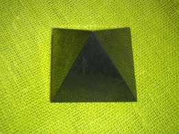Šungiit - lihvitud püramiid - külg ca 4 cm - UUS