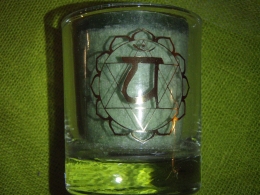 Tšakra-lõhnaküünal klaasis - 4. tšakra 